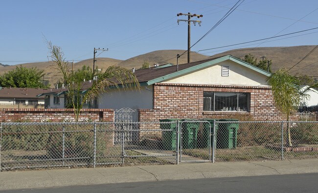 32207 Seneca St in Hayward, CA - Foto de edificio - Building Photo