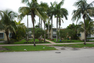 Riviera Isles in Coral Gables, FL - Foto de edificio - Building Photo