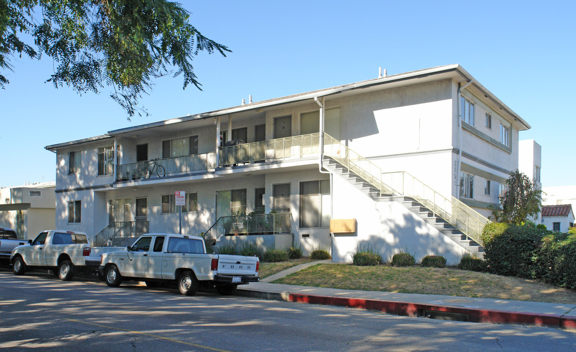 2051 S Sherbourne Dr in Los Angeles, CA - Foto de edificio