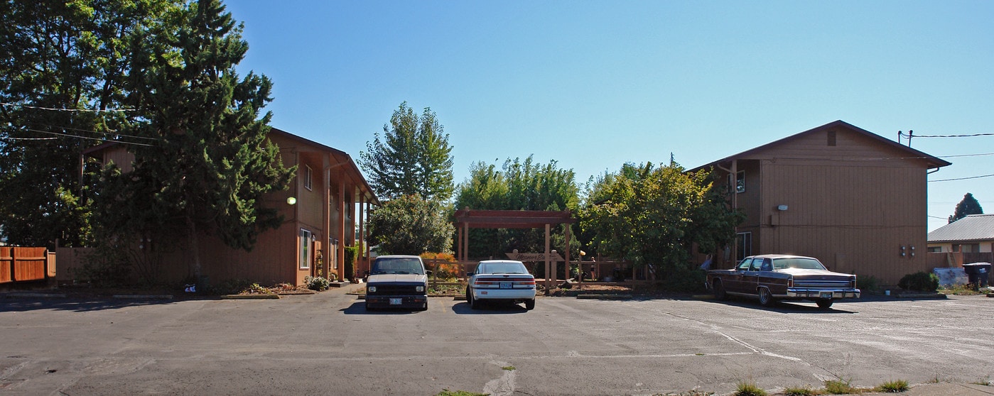 Manor East Apartments in Springfield, OR - Building Photo