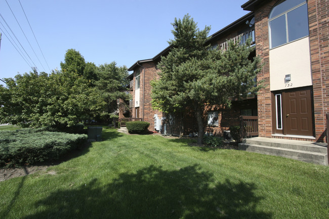 724 Inland Dr in Naperville, IL - Foto de edificio - Building Photo