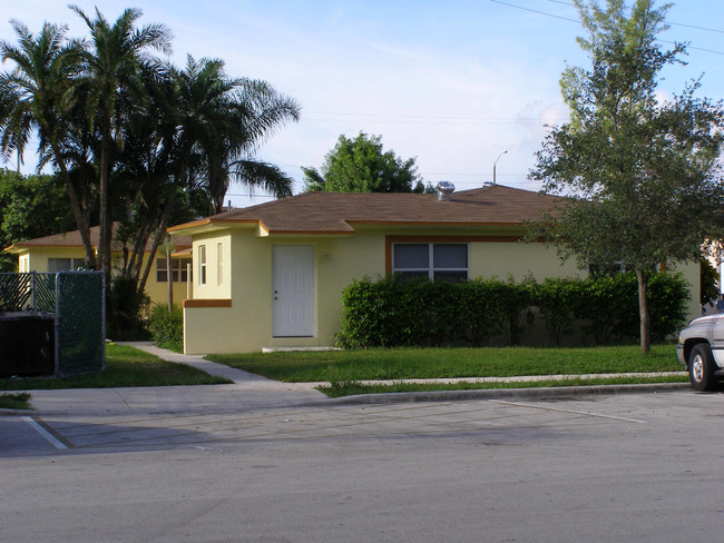 2240 NE 171st St in North Miami Beach, FL - Building Photo - Building Photo