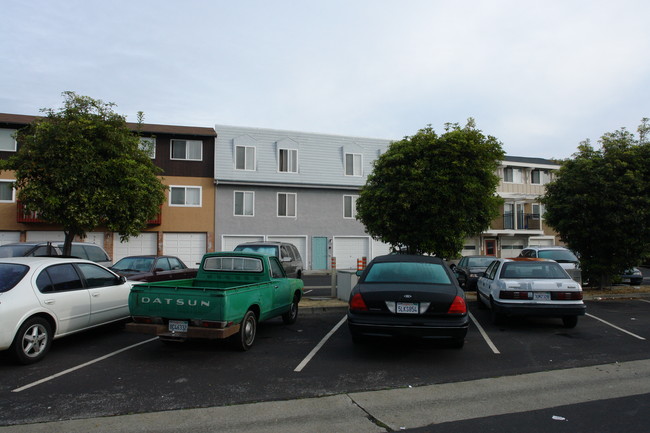 980 Sandra Ct in South San Francisco, CA - Foto de edificio - Building Photo