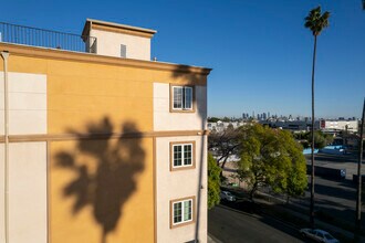 Carlton Crest Condominiums in Los Angeles, CA - Building Photo - Building Photo