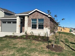 404 Escondido Cir in San Marcos, TX - Building Photo - Building Photo