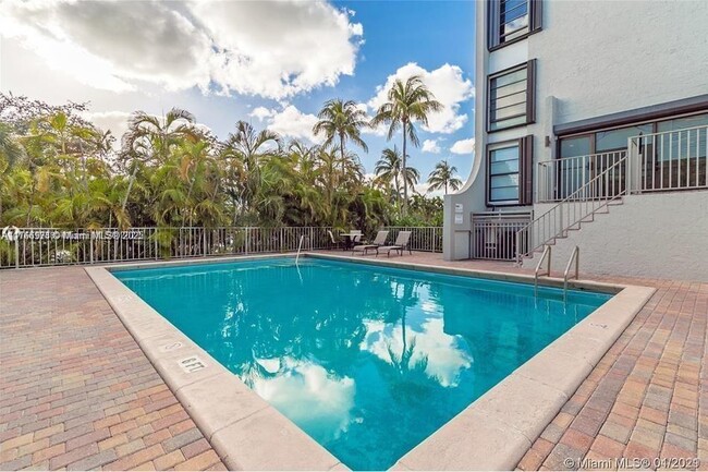 575 Crandon Blvd in Key Biscayne, FL - Foto de edificio - Building Photo