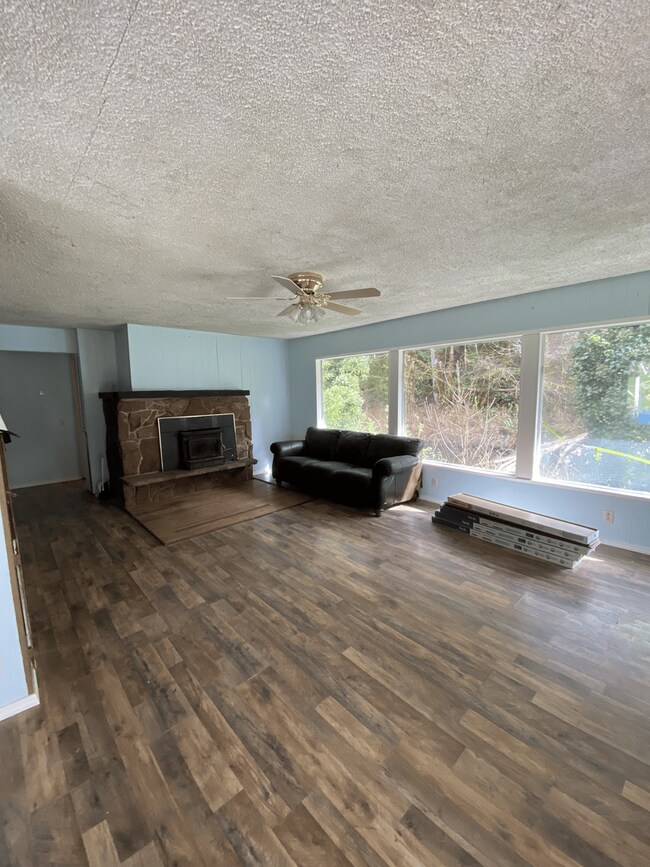 111 E Sherwood Rd in Allyn, WA - Building Photo - Building Photo
