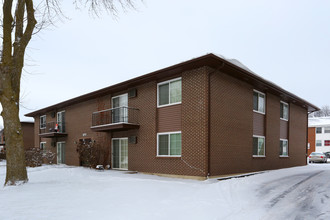 Husky Ridge Apartments in Dekalb, IL - Foto de edificio - Building Photo