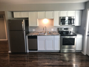207 John St, Unit Apt. C in Jefferson City, MO - Building Photo - Building Photo
