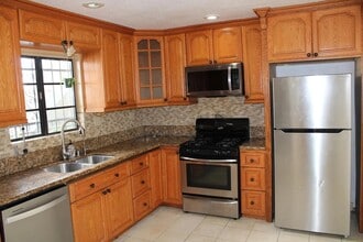 1348 N Orange Dr, Unit 2 in Los Angeles, CA - Building Photo - Building Photo