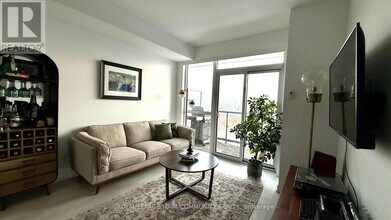 501 St Clair Ave W in Toronto, ON - Building Photo - Building Photo