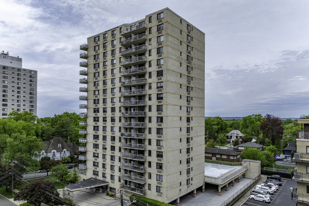 Baridge House in Hackensack, NJ - Building Photo