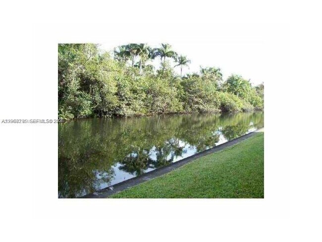 102 Royal Pk Dr in Oakland Park, FL - Building Photo - Building Photo