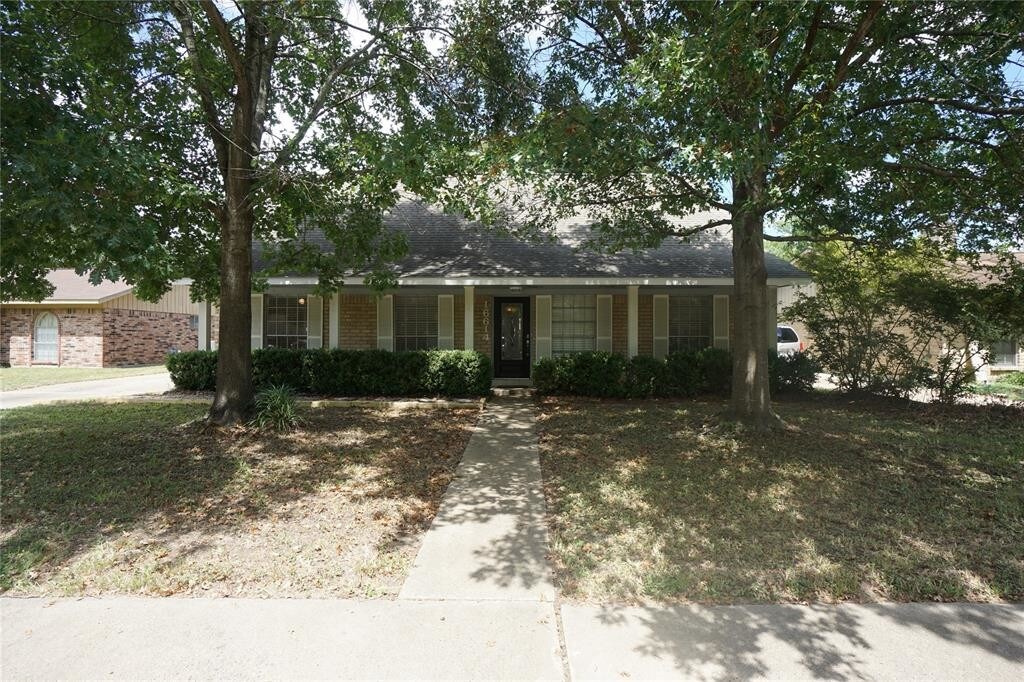 16614 Cairnway Dr in Houston, TX - Building Photo