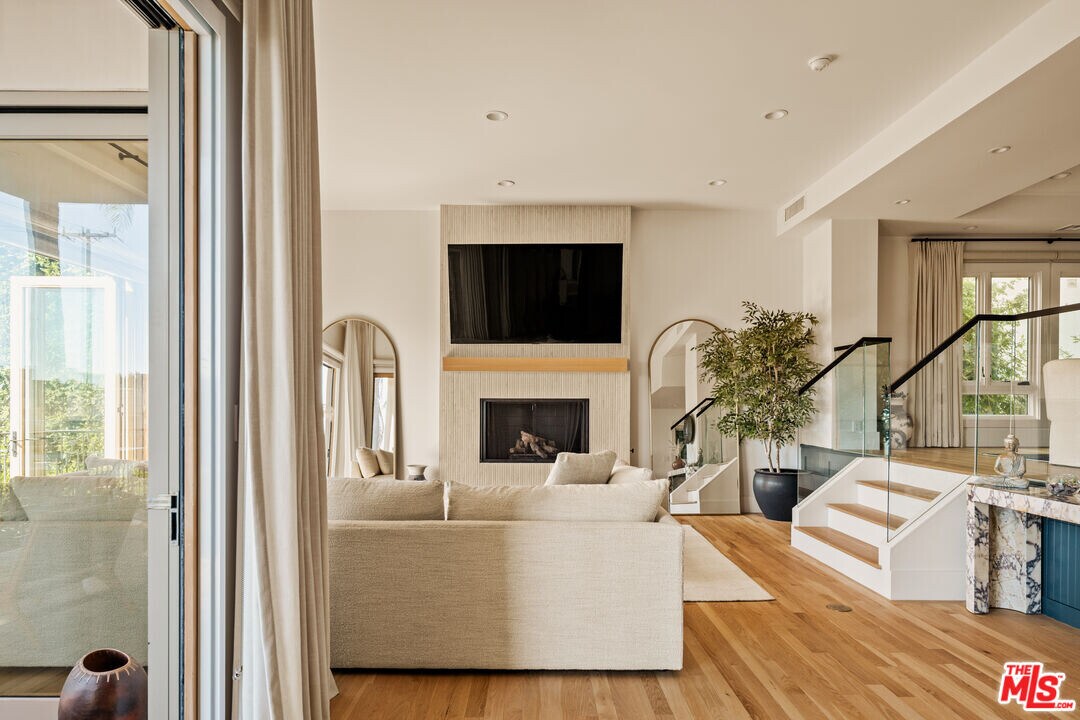 3807 Vía Dolce in Marina Del Rey, CA - Building Photo