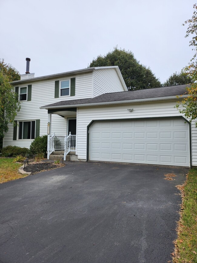 1171 Laural Ln in Ballston Spa, NY - Foto de edificio - Building Photo