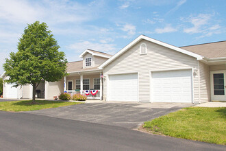 SOUTHLAKE COTTAGES in Fond du Lac, WI - Building Photo - Building Photo