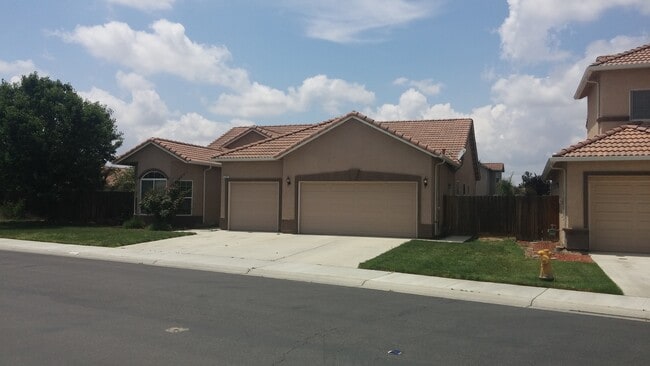 1131 Paradise Dr in Lemoore, CA - Building Photo - Building Photo