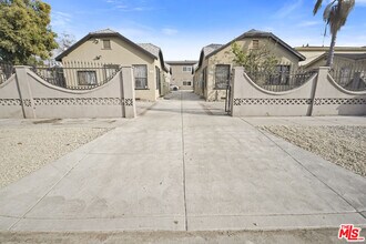 2808 Cloverdale Ave in Los Angeles, CA - Foto de edificio - Building Photo