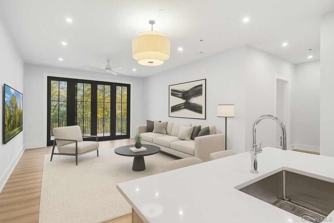 34 Clinton Ave in Dobbs Ferry, NY - Foto de edificio