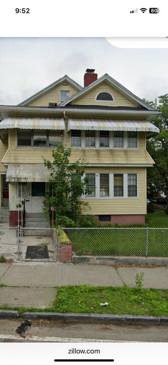572 Dickinson St in Springfield, MA - Building Photo