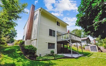 276 W Meadowland Ln in Sterling, VA - Foto de edificio - Building Photo