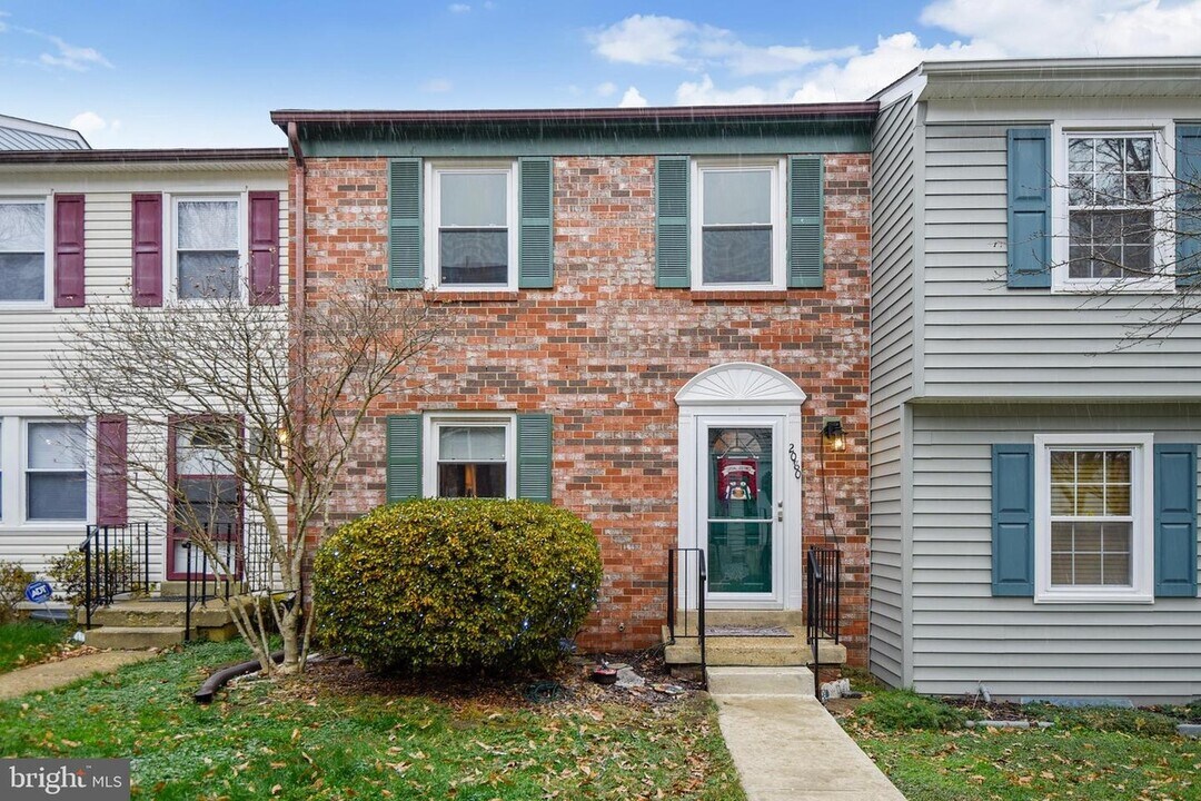 2080 Lake Grove Ln in Crofton, MD - Building Photo