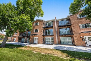 10217 Dearlove Rd in Glenview, IL - Building Photo