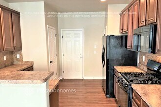 3887 Lake Manor Way in Atlanta, GA - Foto de edificio - Building Photo