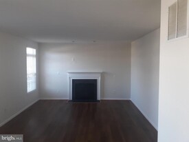 3320 Anne De Bourgh Dr in Triangle, VA - Building Photo