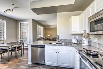 8465 Regents Rd in San Diego, CA - Building Photo - Building Photo
