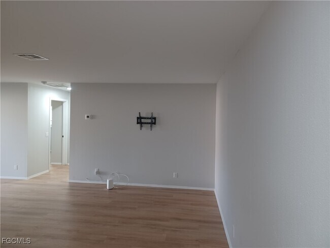 937 SE 23rd Pl in Cape Coral, FL - Building Photo - Building Photo