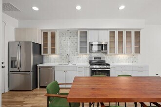 2810 Oak Springs Dr in Austin, TX - Building Photo - Building Photo