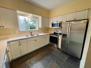 Large 1BR with New Carpeting!!!! in Bellevue, WA - Foto de edificio - Building Photo