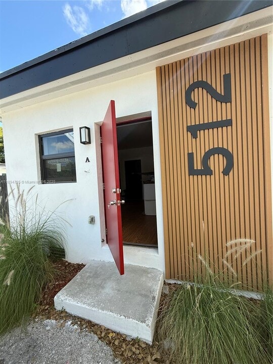 512 NW 2nd Ave in Hallandale Beach, FL - Building Photo
