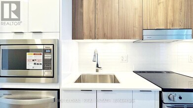 5105 Hurontario St in Mississauga, ON - Building Photo - Building Photo