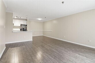 300 Johnson Ferry Rd in Atlanta, GA - Foto de edificio - Building Photo