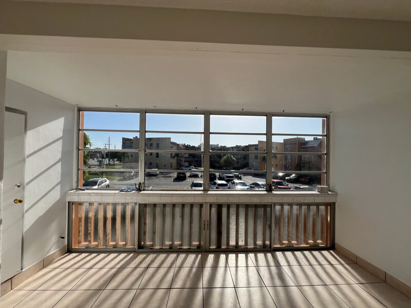 1591 NE Miami Gardens Dr in Miami, FL - Building Photo