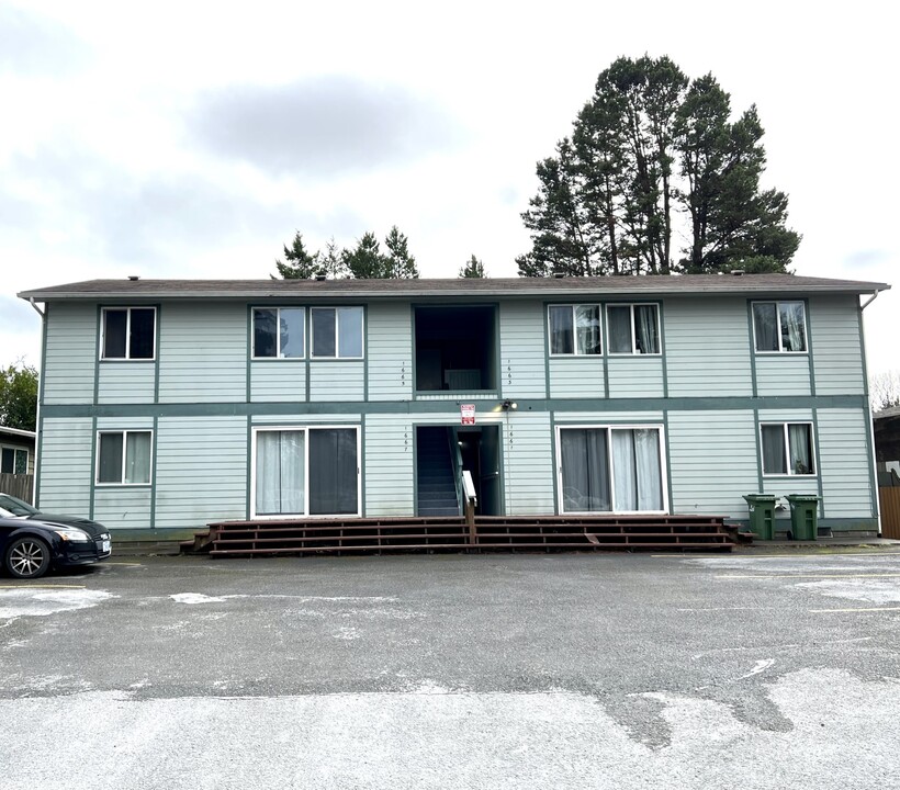 1661 Lund Ave in Coos Bay, OR - Building Photo