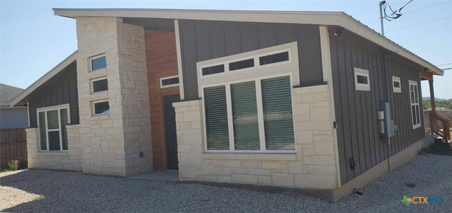 property at 1122 Diamondhead Dr