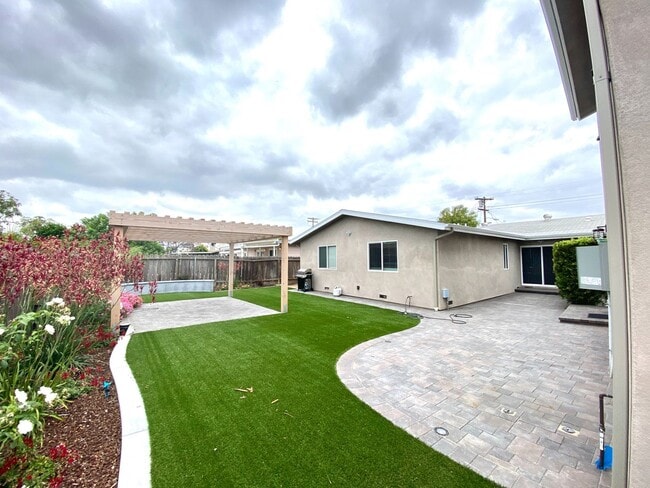 5121-5123 E Falls View Dr