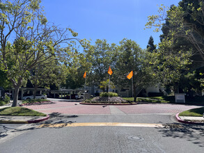 Fountain Plaza Hills in Vallejo, CA - Foto de edificio - Building Photo