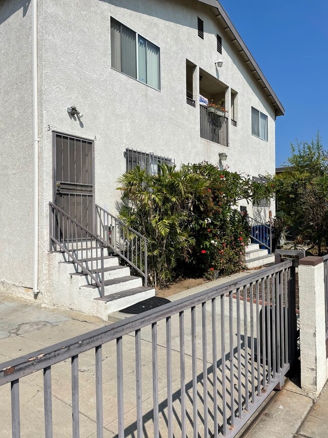 941 N Kingsley Dr, Unit 2 in Los Angeles, CA - Building Photo - Building Photo