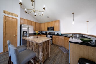 8026 Stratford Cir S in Shakopee, MN - Building Photo - Building Photo
