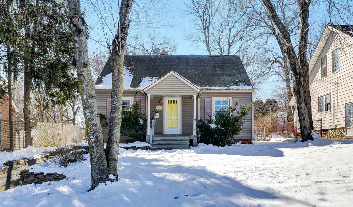 17 Barbara Rd in Bristol, CT - Building Photo