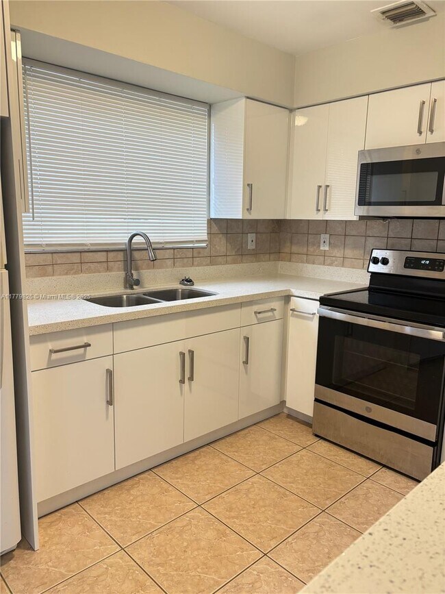 7900 NW 16th St in Pembroke Pines, FL - Building Photo - Building Photo
