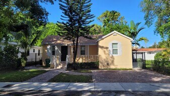 4245 SW 7th St in Coral Gables, FL - Building Photo