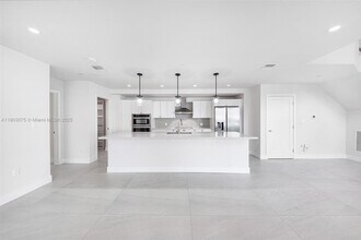 555 NE 34th St in Miami, FL - Building Photo - Building Photo