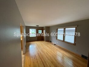 2208 S Hawthorne Ave in Sioux Falls, SD - Foto de edificio - Building Photo