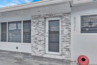 5521 SW 104th Ave in Miami, FL - Building Photo - Building Photo